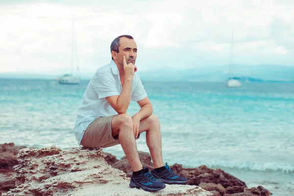 Uomo Premuroso Pensieroso Sulla Spiaggia Che Respira Profondamente Godendo Aria — Foto Stock