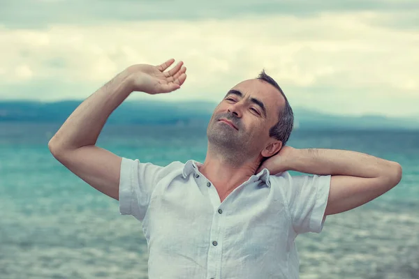 Hombre Que Extiende Hacia Atrás Mientras Relaja Mar Agua Azul — Foto de Stock