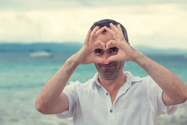 Homem Sorridente Mostrando Forma Coração Com Mãos Praia Azul Fundo — Fotografia de Stock