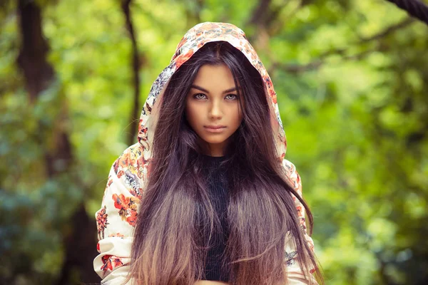 Portrét Dívka Při Pohledu Kameru Venku Zelené Stromy Park Pozadí — Stock fotografie