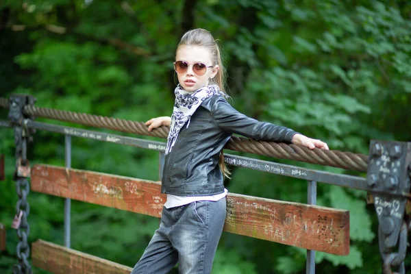 Moda Kızı Dışarıda Poz Veriyor Yakın Plan Portre Kendine Güvenen — Stok fotoğraf