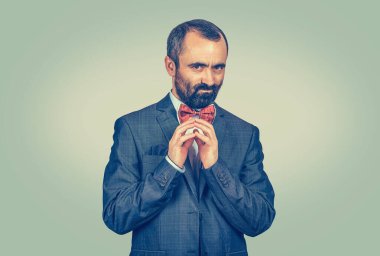 Sinsi, entrikacı bir şey planlamaya çalışan adam birilerine kazık atmaya çalışıyor. Yeşil sarı eğimli arka planda izole edilmiş melez sakallı model. Pozitif duygu