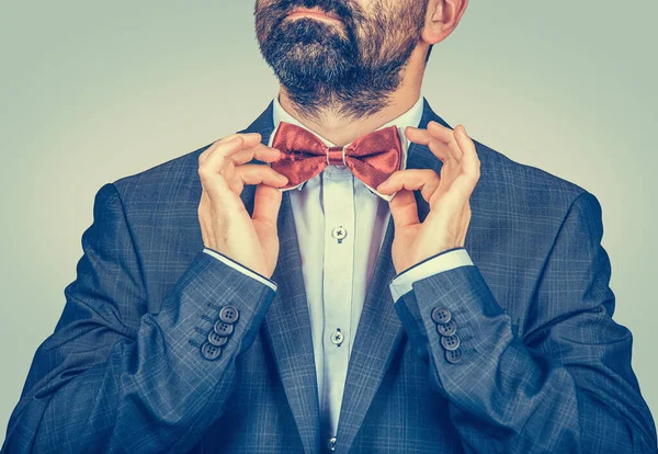 Hombre Feliz Barbudo Con Traje Oscuro Camisa Azul Corbata Lazo — Foto de Stock