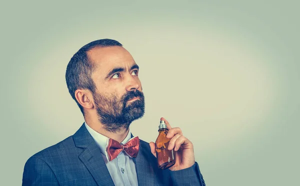 Exitoso Hombre Negocios Utilizando Perfume Favorito Que Mira Cámara Con — Foto de Stock