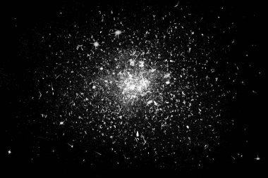 Patlayan beyaz barutun dondurucu hareketi siyah arka planda izole edilmiş. Beyaz toz bulutunun soyut tasarımı. Parçacık patlaması ekran koruyucusu, kopyalama alanı olan duvar kağıdı. Gezegen oluşturma kavramı