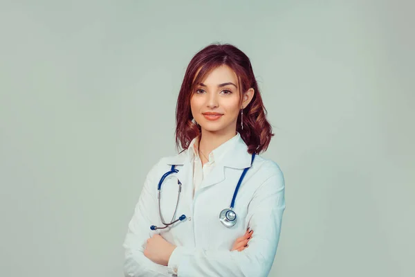 Mujer Vestida Médico Blanco Con Brazos Estetoscopio Cruzados Aislados Sobre —  Fotos de Stock