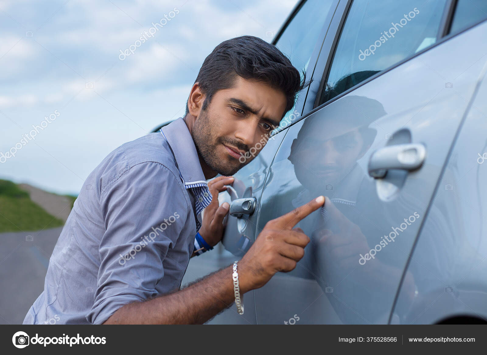 Joven Preocupado Hombre Aspecto Divertido Obsesionado Con Limpieza Coche  Nuevo — Foto de stock #375528566 © HBRH, image size:1600x1167