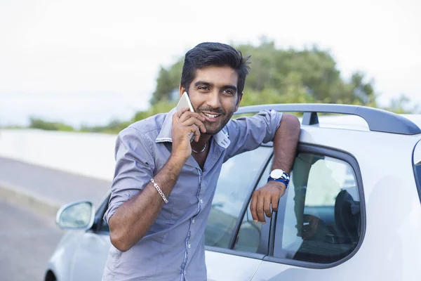 Feliz Hombre Guapo Joven Empresario Hablando Teléfono Móvil Pie Junto — Foto de Stock