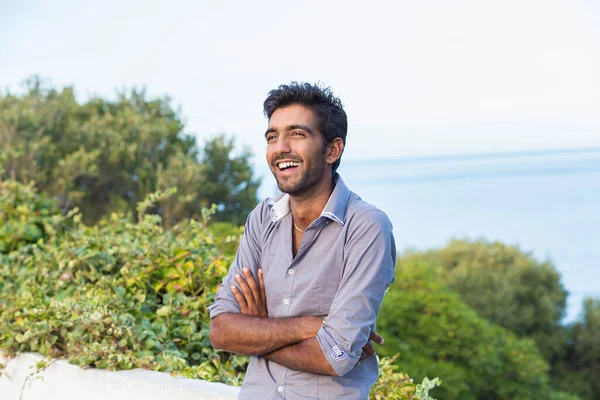 Riendo Feliz Afuera Retrato Hombre Indio Elegante Camisa Gris Formal — Foto de Stock