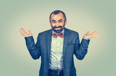 İki elini de açık gösteren yakışıklı genç adam resmi beyaz gömlek ve mavi ceket giyen iş adamı izole edilmiş yeşil arka plan sunan ve reklam karşılaştırma ve denge