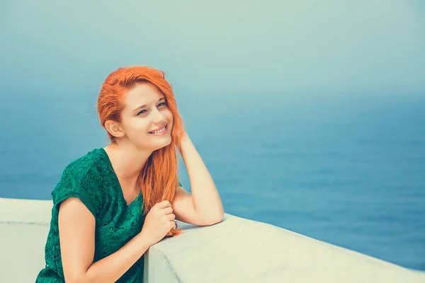 Denize Açılın Güzel Mutlu Mutlu Gülümseyen Genç Dişlek Moda Kızı — Stok fotoğraf