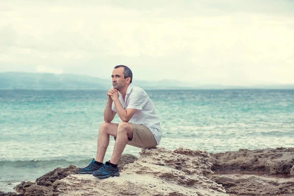Uomo Premuroso Pensieroso Sulla Spiaggia Che Respira Profondamente Godendo Aria — Foto Stock
