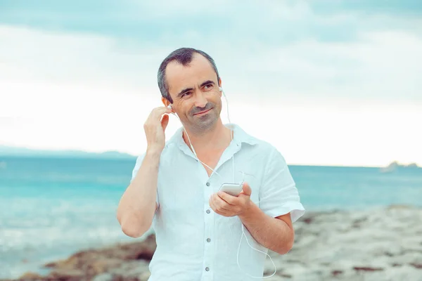 Guy Uomo Ascoltare Musica Con Cuffie Telefono Una Destinazione Vacanza — Foto Stock