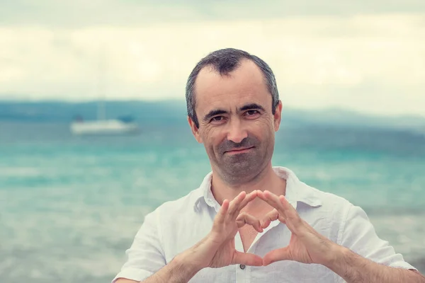 Uomo Sorridente Che Mostra Forma Del Cuore Con Mani Spiaggia — Foto Stock