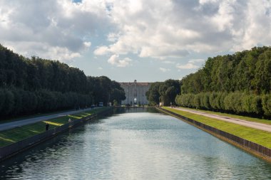 ITALY, CASERTA - 19, 2019: The Royal Palace and Gardens of Caserta (Palazzo Reale di Caserta), 18. yüzyılda yapılmış, Campania 'daki Bourbon krallarının eski barok konutu. UNESCO.