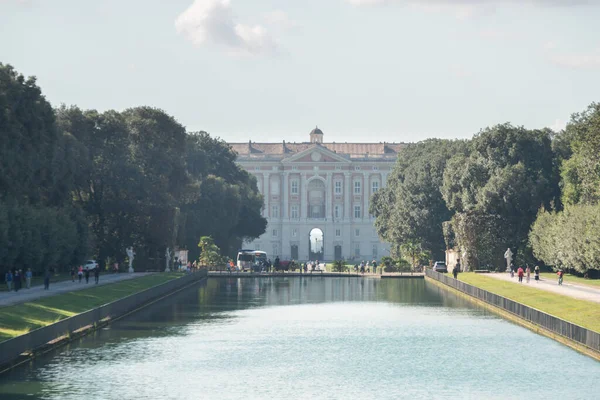 ITALY, CASERTA - 19, 2019: The Royal Palace and Gardens of Caserta (Palazzo Reale di Caserta), 18. yüzyılda yapılmış, Campania 'daki Bourbon krallarının eski barok konutu. UNESCO.