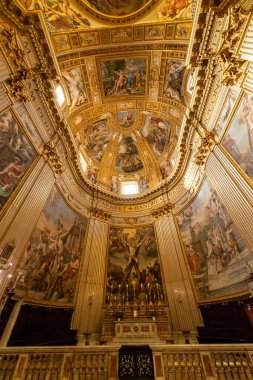 ROME, ITALY - 2 Mayıs 2015: Barok Kilisesi Bazilikası di Sant Andrea della Valle. Ünlü bazilika, Piazza Vidoni, M.S. 1608 'de Barok stilinde inşa edilmiş..