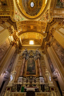 ROME, ITALY - 2 Mayıs 2015: Barok Kilisesi Bazilikası di Sant Andrea della Valle. Ünlü bazilika, Piazza Vidoni, M.S. 1608 'de Barok stilinde inşa edilmiş..