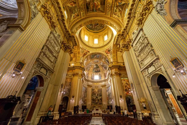 ROME, ITALY - 2 Mayıs 2015: Barok Kilisesi Bazilikası di Sant Andrea della Valle. Ünlü bazilika, Piazza Vidoni, M.S. 1608 'de Barok stilinde inşa edilmiş..