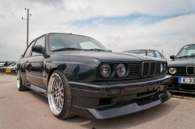 Londra, İngiltere - 1 Haziran 2014: Retro BMW M3 (E30) spor otomobil. BMW arabalarına haraç. Birçok BMW var, eski arabalardan yeni spor arabalara kadar. BMW 'yi tercih eden araba ve araba sahiplerini toplayın..
