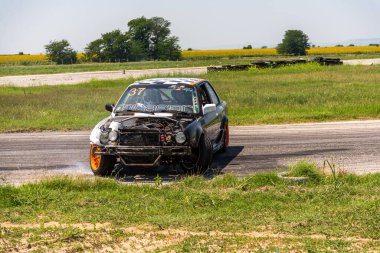 Filibe, Bulgaristan - 3 Mayıs 2015: Bulgaristan Sürüklenmesi. M motorlu BMW Turbo E36 düellosu. Tam gaz sürükleniyoruz. Gelmiş geçmiş en iyi drift arabalardan birinin önü. Çok duman var..