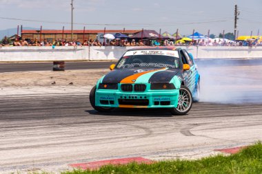 Filibe, Bulgaristan - 3 Mayıs 2015: Bulgaristan Sürüklenmesi. M motorlu BMW Turbo E36 düellosu. Tam gaz sürükleniyoruz. Gelmiş geçmiş en iyi drift arabalardan birinin önü. Çok duman var..