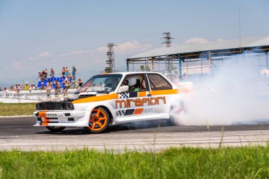 Filibe, Bulgaristan - 3 Mayıs 2015: Bulgaristan Sürüklenmesi. M motorlu BMW Turbo E36 düellosu. Tam gaz sürükleniyoruz. Gelmiş geçmiş en iyi drift arabalardan birinin önü. Çok duman var..