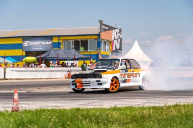 Filibe, Bulgaristan - 3 Mayıs 2015: Bulgaristan Sürüklenmesi. M motorlu BMW Turbo E36 düellosu. Tam gaz sürükleniyoruz. Gelmiş geçmiş en iyi drift arabalardan birinin önü. Çok duman var..