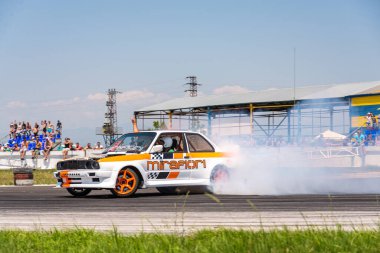 Filibe, Bulgaristan - 3 Mayıs 2015: Bulgaristan Sürüklenmesi. M motorlu BMW Turbo E36 düellosu. Tam gaz sürükleniyoruz. Gelmiş geçmiş en iyi drift arabalardan birinin önü. Çok duman var..