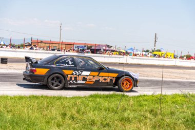 Filibe, Bulgaristan - 3 Mayıs 2015: Bulgaristan Sürüklenmesi. M motorlu BMW Turbo E36 düellosu. Tam gaz sürükleniyoruz. Gelmiş geçmiş en iyi drift arabalardan birinin önü. Çok duman var..