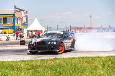 Filibe, Bulgaristan - 3 Mayıs 2015: Bulgaristan Sürüklenmesi. M motorlu BMW Turbo E36 düellosu. Tam gaz sürükleniyoruz. Gelmiş geçmiş en iyi drift arabalardan birinin önü. Çok duman var..