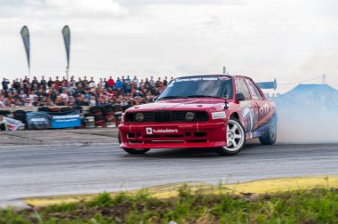 Filibe, Bulgaristan - 3 Mayıs 2015: Bulgaristan Sürüklenmesi. M motorlu BMW Turbo E36 düellosu. Tam gaz sürükleniyoruz. Gelmiş geçmiş en iyi drift arabalardan birinin önü. Çok duman var..