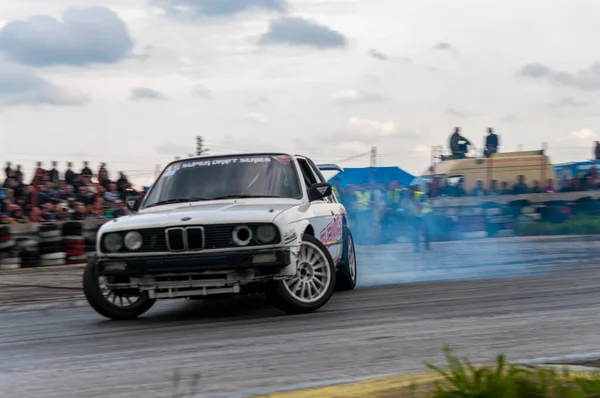 Plovdiv Bulgaria May 2015 Drift Bulgaria 挑战赛宝马涡轮E36与M动力引擎 全速前进 这是有史以来最好的漂流车之一 很多烟啊 — 图库照片