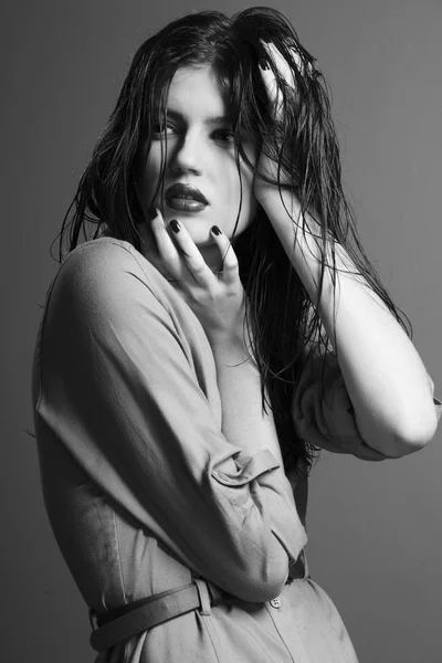 Noir et blanc portrait beauté fille avec belle lèvres et cheveux    . Images De Stock Libres De Droits