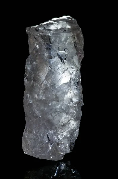 Cuarzo cristal crudo aislado sobre negro contra contraluz — Foto de Stock