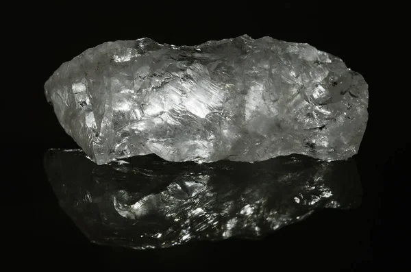 Quartz raw crystal horizontal with reflection and isolated over black — Stock Photo, Image