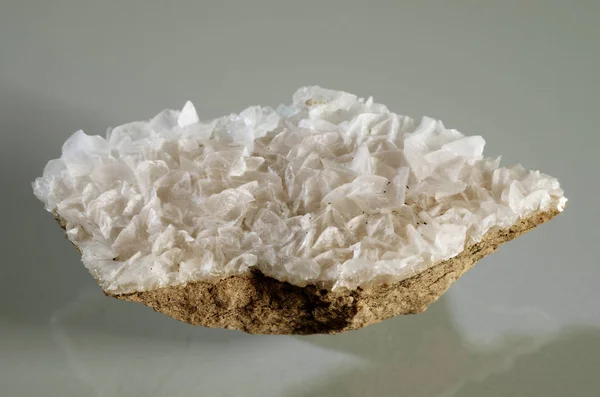 Calcite white crystal formation over a rock substrate — Stock Photo, Image