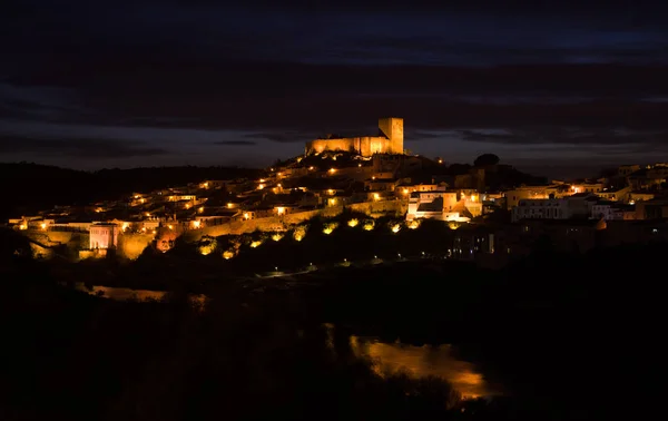 Mertola zamek, miasto i rzeka w nocy — Zdjęcie stockowe