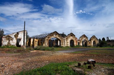 Benim tren office dükkanlar ve su pompası Sao Domingos terk