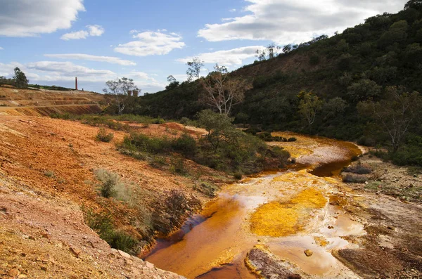 Síry a železa znečištěné řeky v Sao Domingos opuštěný důl — Stock fotografie