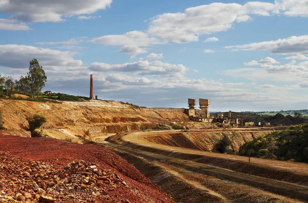Vía férrea abandonada y horno de azufre en la mina Sao Domingos —  Fotos de Stock