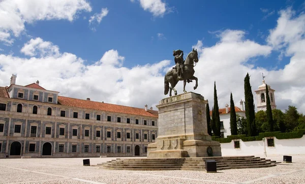 宮殿の前で馬に乗って王の像 — ストック写真