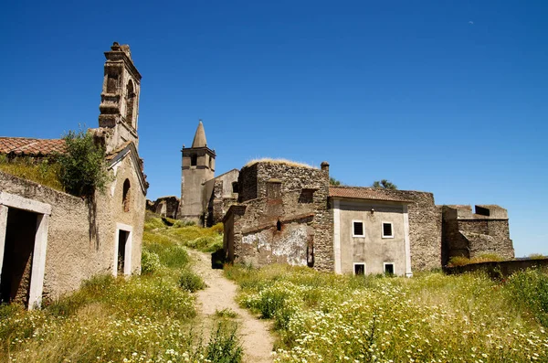 Die ersten Ruinen beim Betreten der verlassenen Festung Juromenha — Stockfoto