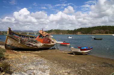 Balıkçı teknesi bir kayalık sahil harap