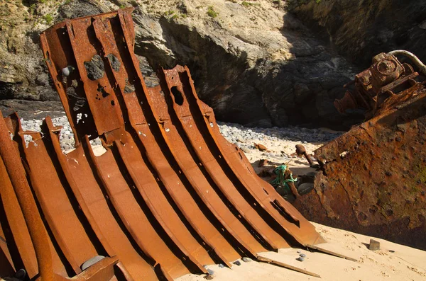 Parte dello scafo della barca distrutta che sembra costole di metallo — Foto Stock