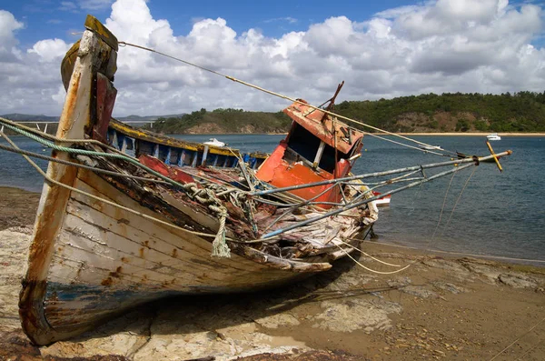 Vecchia barca da pesca rotta distrutta contro il fiume — Foto Stock