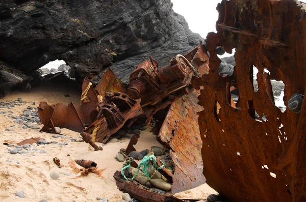 Bote empujador destrozado arco, roto y oxidado en la playa —  Fotos de Stock