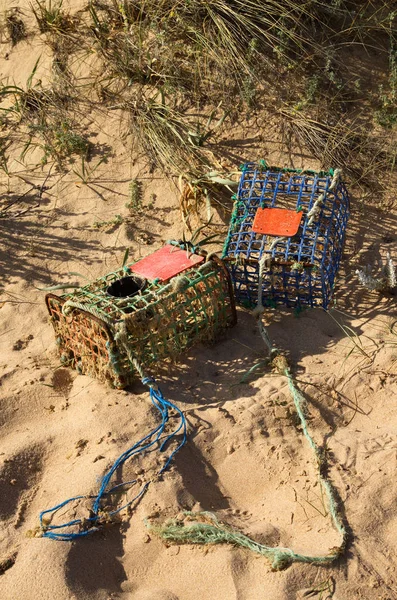 Trampas de cangrejo en la playa arrastradas por la marea —  Fotos de Stock