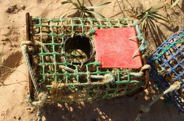 Cerca de una trampa de cangrejo hecha a mano en la playa — Foto de Stock