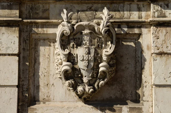 Central relief panel of Kings fountain in Alfama, Lisbon — Stock Photo, Image